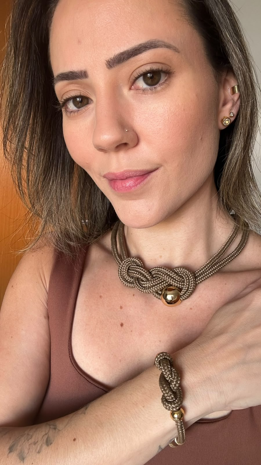 Carol Nakarama usando colar e pulseira de macramê